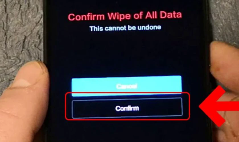 Màn hình sẽ yêu cầu xác nhận, hãy chọn Confirm để hệ thống bắt đầu quá trình xóa dữ liệu