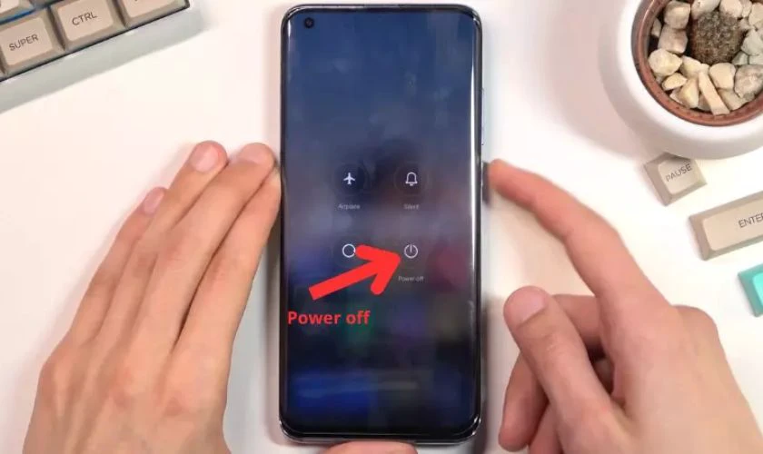 Khi các tùy chọn xuất hiện, dùng tay chọn Power off để tắt nguồn điện thoại