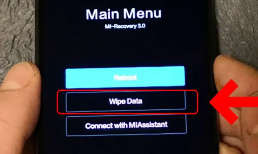 Khi Main Menu hiện ra, dùng phím âm lượng để di chuyển đến mục Wipe Data