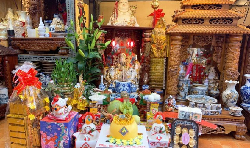 Cách trang trí bàn thờ ông Địa với bánh kẹo