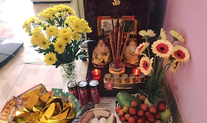 Cách trang trí bàn thờ ông Địa ngày Tết 2026 với hoa tươi