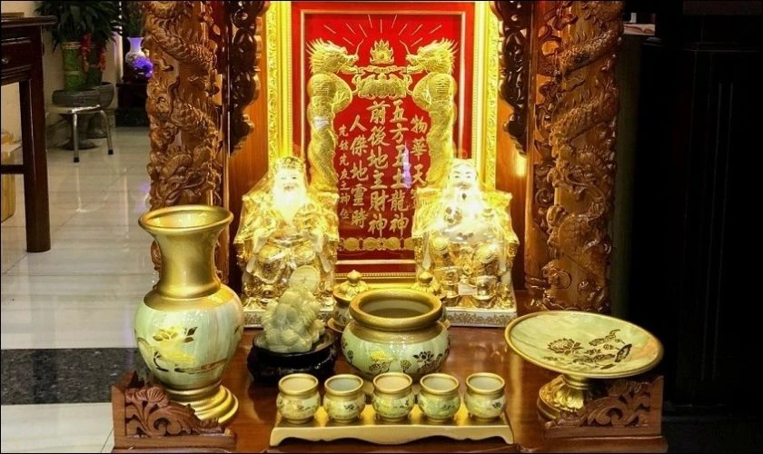 Bộ lư, bình, đĩa vừa trang trí vừa dùng để thờ cúng hàng ngày