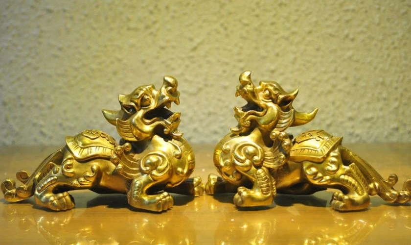 Tượng Tỳ hưu trấn sát chiêu tài thường được đặt trên bàn thờ ông Địa