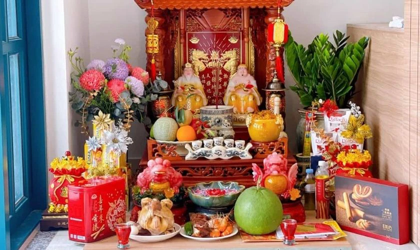 Bày trí thêm các vật phong thủy và đồ cúng lên bàn thờ