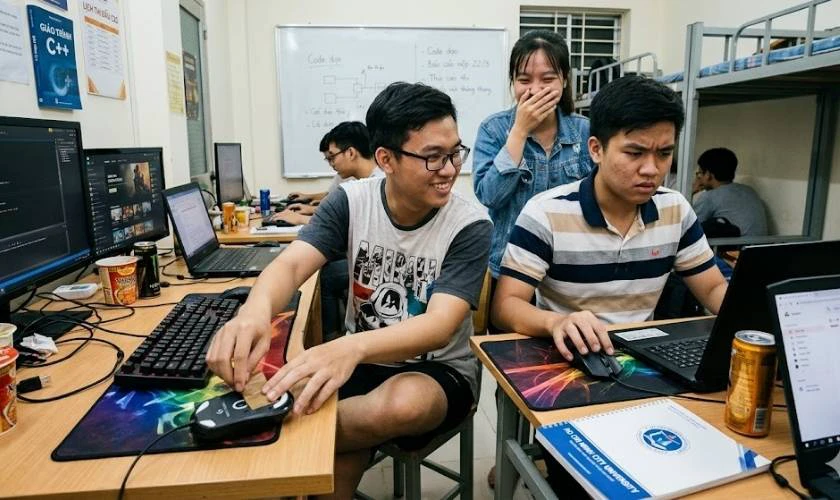 Dùng băng dính che cảm biến chuột