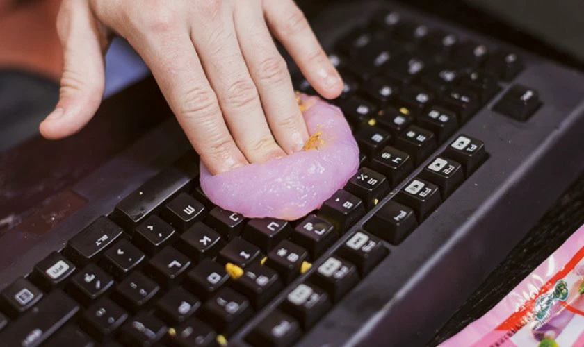 Dùng bóng thổi, khí nén hoặc gel làm sạch