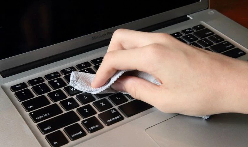 Cách vệ sinh bàn phím laptop có lợi ích gì?