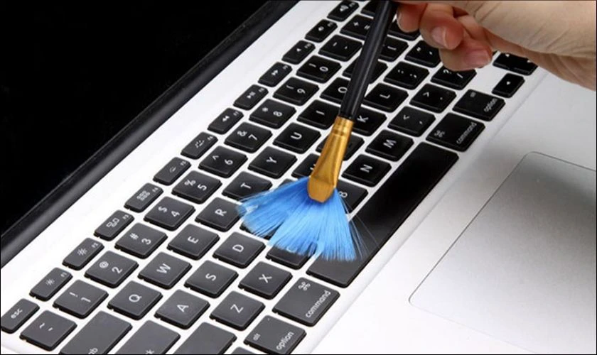 Dùng cọ và bóng thổi để vệ sinh bàn phím laptop