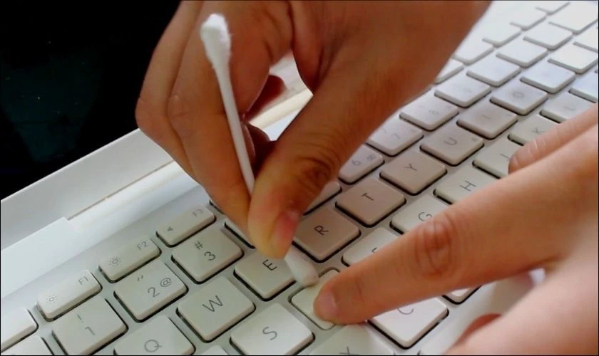 Lau bàn phím laptop bằng dung dịch chuyên dụng
