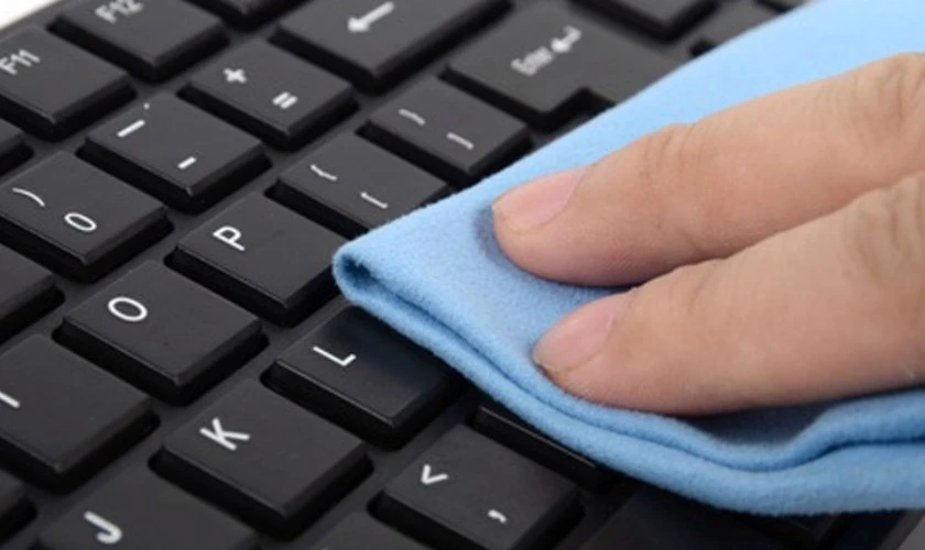 Sấy khô bàn phím laptop, cắm nguồn và kiểm tra lại laptop