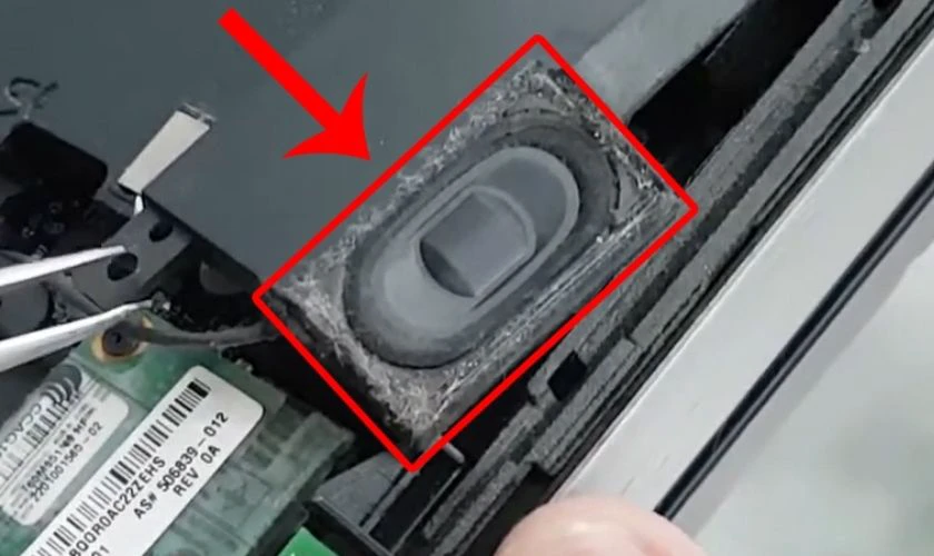 Dấu hiệu cần vệ sinh loa laptop?