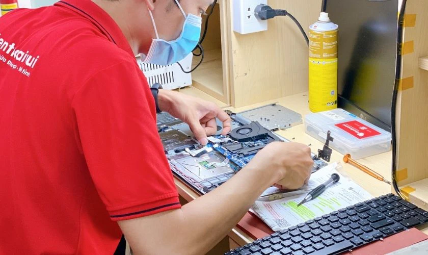 Khi nào cần vệ sinh loa laptop tại cửa hàng?