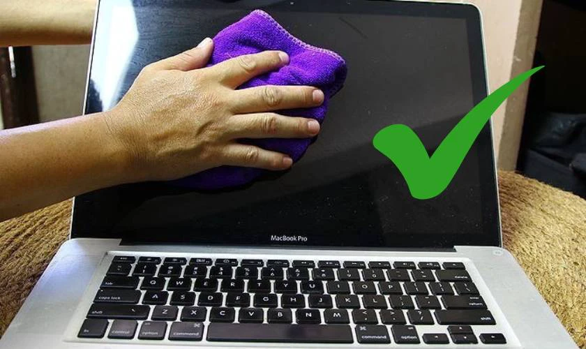 Cách vệ sinh màn hình Macbook