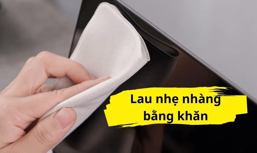 Cách vệ sinh màn hình laptop bằng khăn microfiber
