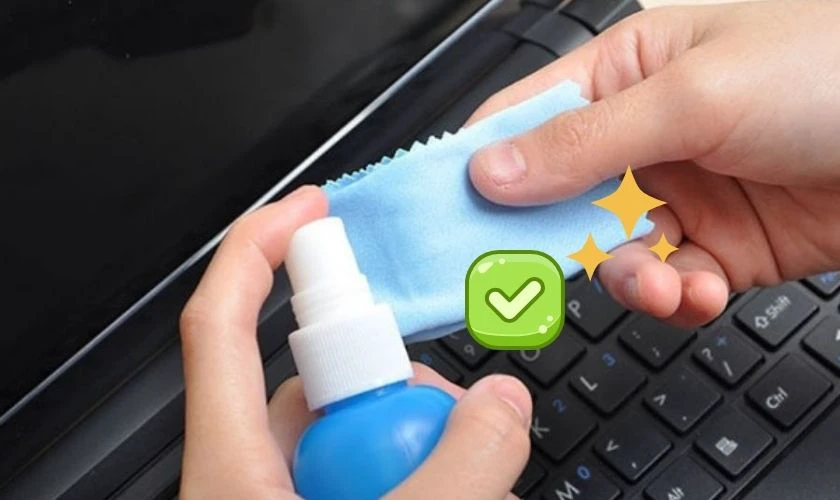 Cách lau màn hình laptop bằng dung dịch chuyên dụng