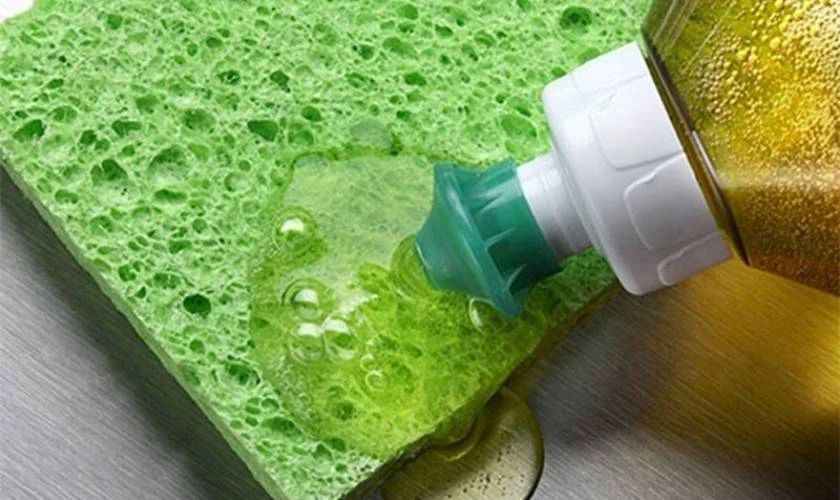 Cách vệ sinh miếng lót chuột cần chuẩn bị dụng cụ gì?
