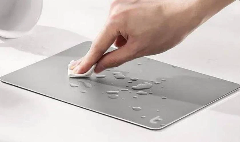 Cách vệ sinh miếng lót chuột cứng