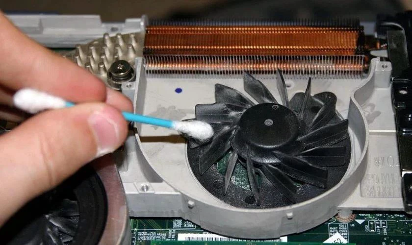 Vệ sinh quạt tản nhiệt laptop bằng tăm bông hoặc khí nén