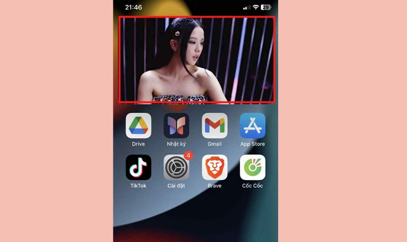 Lập tức video sẽ được ghim trong cửa sổ thu nhỏ