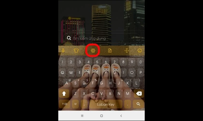 Mở bàn phím rồi nhấn vào biểu tượng cài đặt