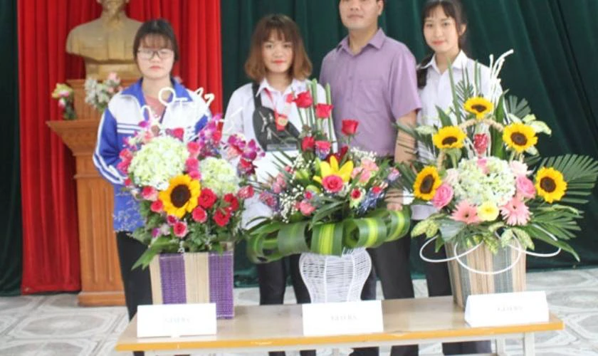 Mẫu cắm hoa 20/11 sang trọng, thanh lịch