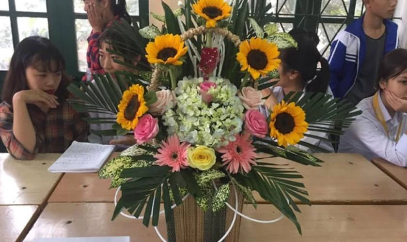 Mẫu cắm hoa 20/11 sang trọng