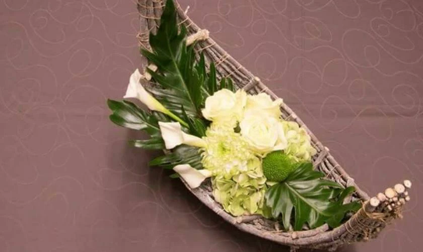 Cắm hoa trên thuyền phổ biến, đẹp, độc đáo