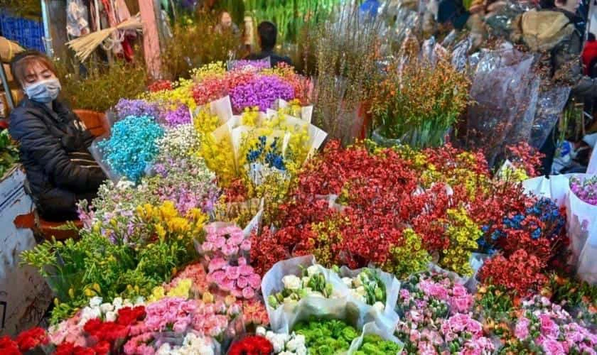 Chuẩn bị nguyên vật liệu và dụng cụ cắm hoa