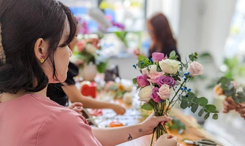 Định hình bố cục và cắm hoa chính