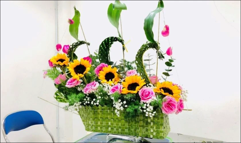 Tạo hình ấn tượng với giỏ hoa tri ân thầy cô ngày Nhà giáo Việt Nam