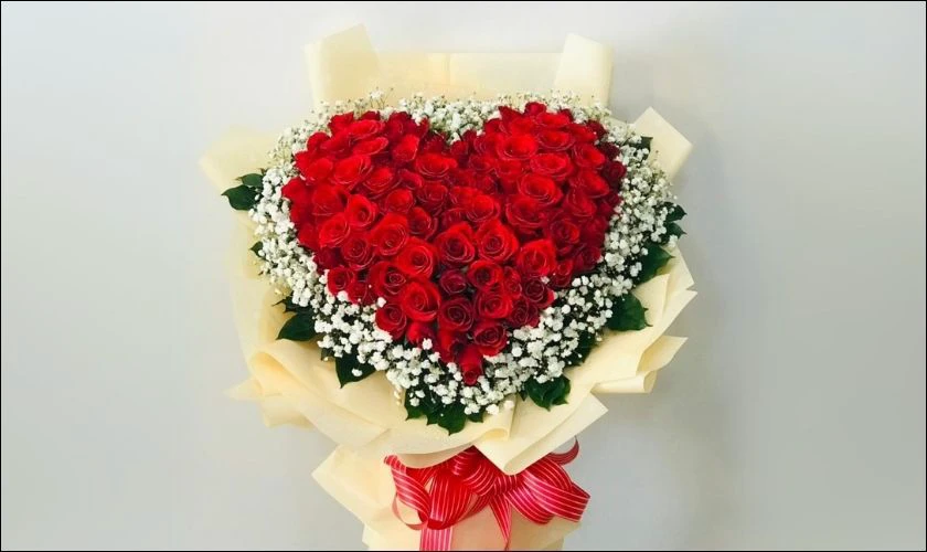 Cắm hoa hình trái tim gửi đến cô thầy ngày Nhà giáo Việt Nam