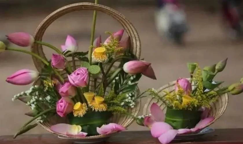 Cách Cắm Hoa Sen Để Bàn Thờ Tết Ấm Cúng