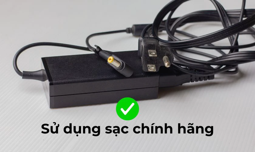 Mua bộ sạc mới chính hãng cho laptop