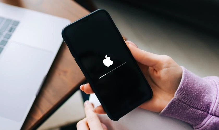 Đóng ứng dụng Camera rồi mở lại hoặc khởi động lại máy