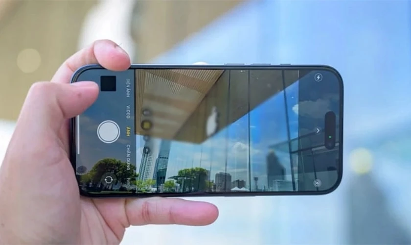 Camera iPhone 15 Pro Max bị mờ là gì