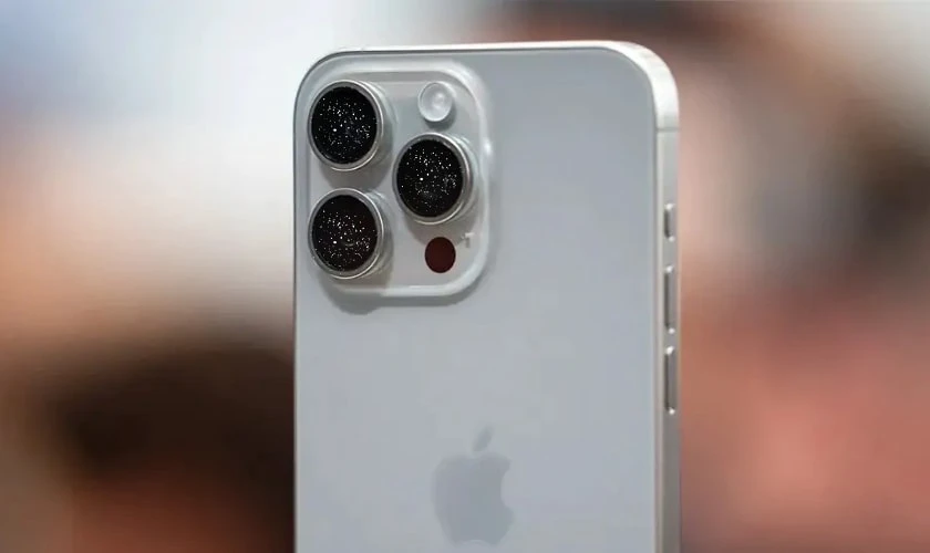 Tại sao Camera iPhone 15 Pro Max bị mờ