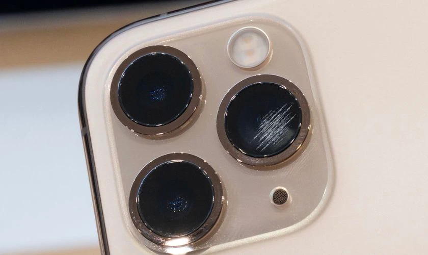 Các tác động do va đập, rơi rớt hoặc đè nén có thể làm xước camera