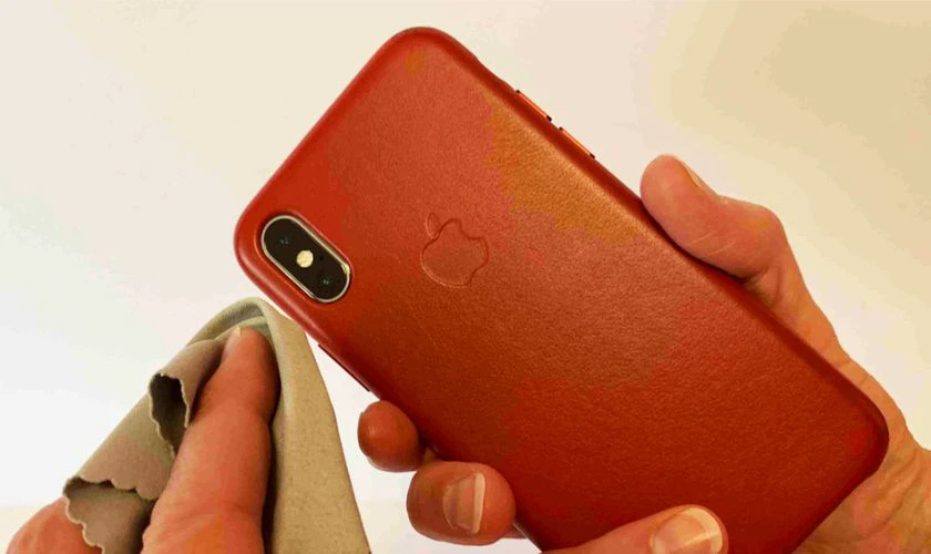 Cách khắc phục camera iPhone bị đốm mờ - Vệ sinh camera