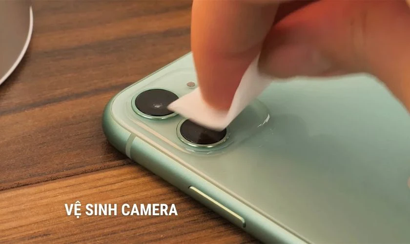 Vệ sinh camera để khắc phục lỗi camera iPhone bị mờ