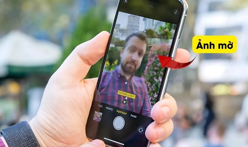 Camera trước iPhone 14 Plus bị mờ là tình trạng gì?