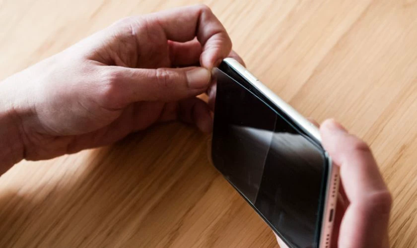 Tháo miếng dán màn hình nếu che lên camera