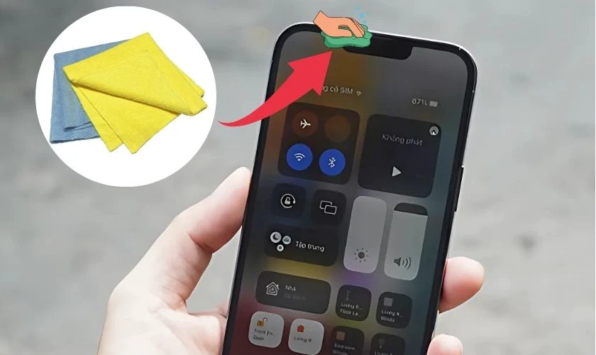 Cách khắc phục camera trước iPhone 14 Plus bị mờ - Vệ sinh camera