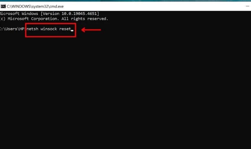 Nhập đúng câu lệnh netsh winsock reset và nhấn Enter
