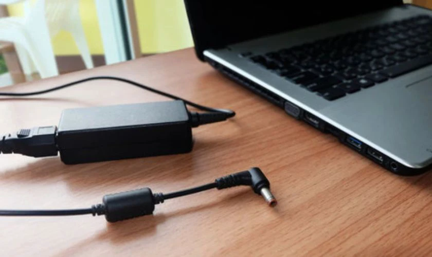 Ngắt kết nối pin và adapter