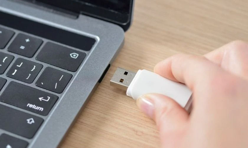 Tháo thiết bị ngoại vi (USB, ổ cứng ngoài)