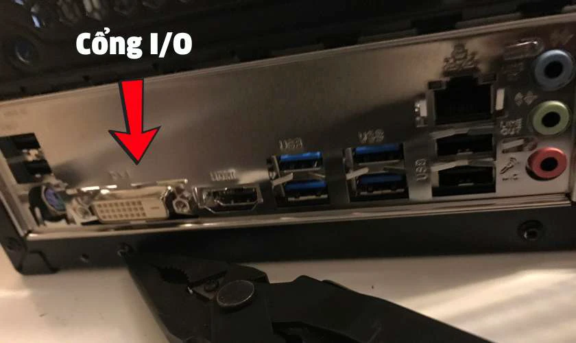 Cổng I/O là nơi trung chuyển tín hiệu giữa máy tính và thiết bị ngoại vi