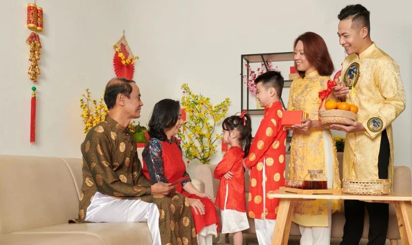 Con cháu chúc Tết ông bà