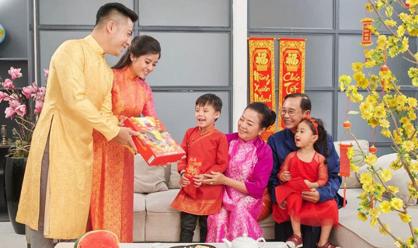 Cả nhà chúc Tết, tặng quà cho nhau