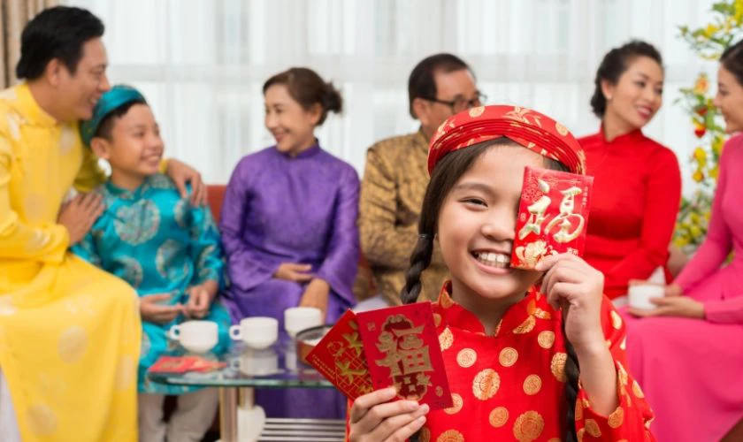Cháu chúc Tết nhận lì xì