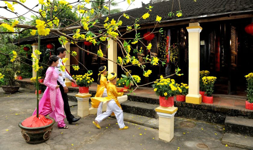 Con cháu vui vẻ chúc Tết